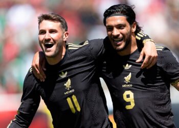 '¡Son bien güeyes!', Javier Aguirre sobre Raúl Jiménez y Santi Gimenez