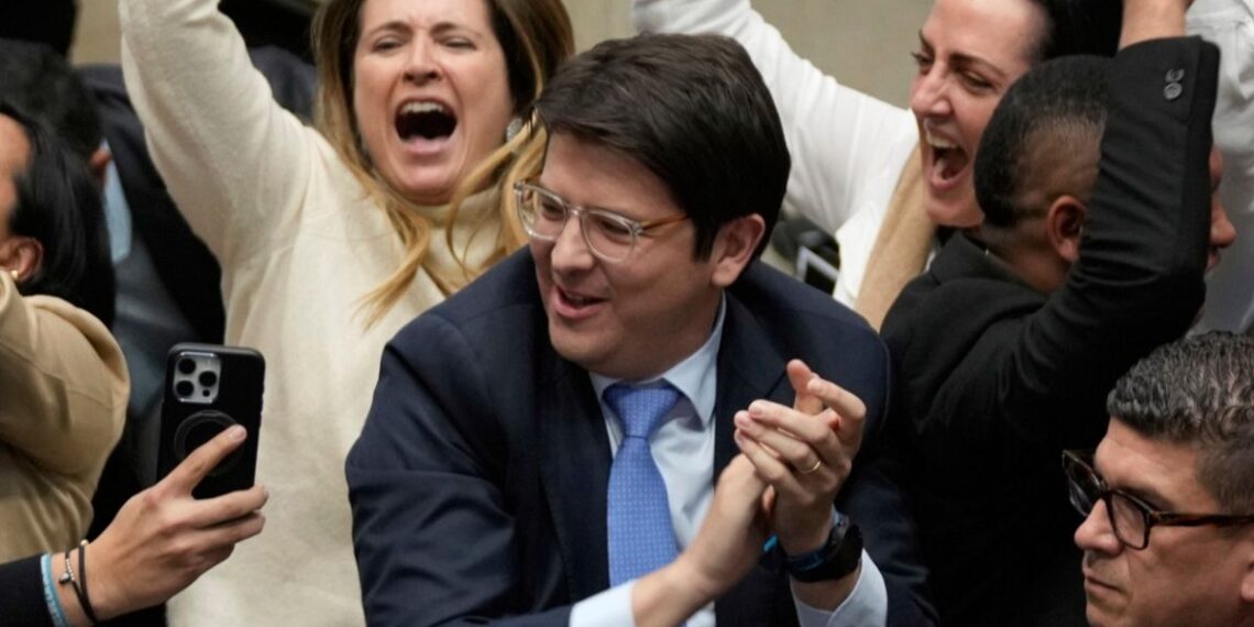 ¿Quién es Miguel Uribe, el candidato colombiano que fue disparado en un mitin en Bogotá?