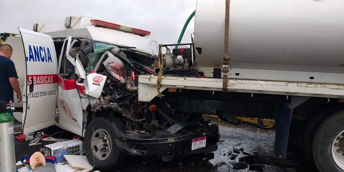 Choque De Ambulancia Contra Pipa De Agua Deja 2 Muertos Y 2 Heridos En La Morelia-Pátzcuaro - Changoonga.com