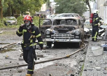 Asaltos aéreos con drones, misiles de crucero y explosivos rusos causan al menos 6 fallecidos en Ucrania.