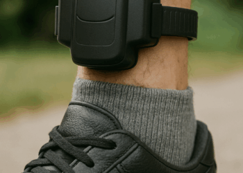 Bolsonaro llevará grillete para prevenir fuga.