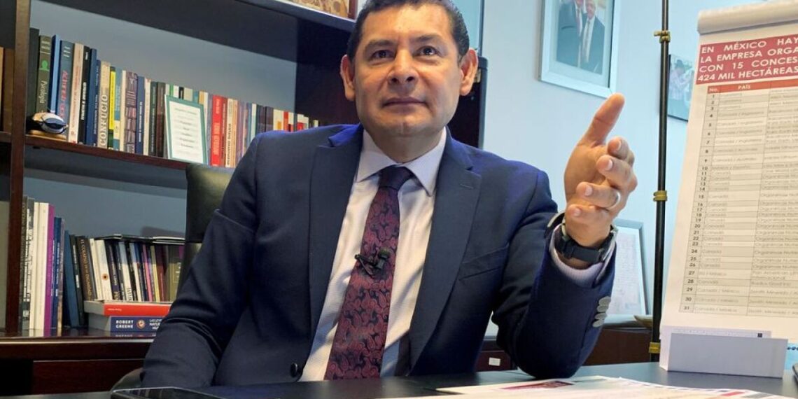 Gobernador de Puebla se disculpa con titular de Turismo tras tronarle los dedos