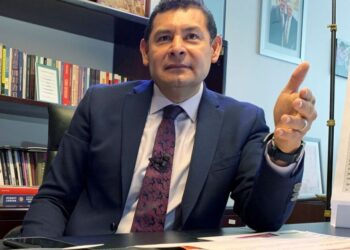 Gobernador de Puebla se disculpa con titular de Turismo tras tronarle los dedos