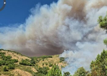 Un incendio intencionado en Ávila obliga a confinar Mombeltrán y deja 1 bombero muerto