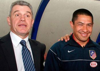 Fue auxiliar de Javier Aguirre en el Osasuna y el Atlético de Madrid entre 2002 y 2009.