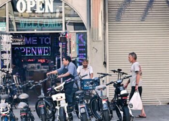 "Peor que la pandemia": Redadas migratorias paralizan el comercio en Los Ángeles