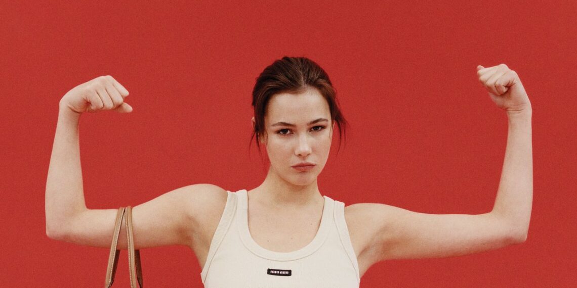 Las posturas de yoga que tonifican los brazos para las que odian levantar pesas