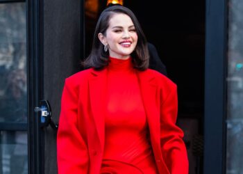 Selena Gomez luce unas sandalias thong de los 2000 al siguiente nivel de elegancia en verano 2025