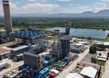 Sheinbaum se compromete a construir 60 centrales de ciclo combinado de CFE