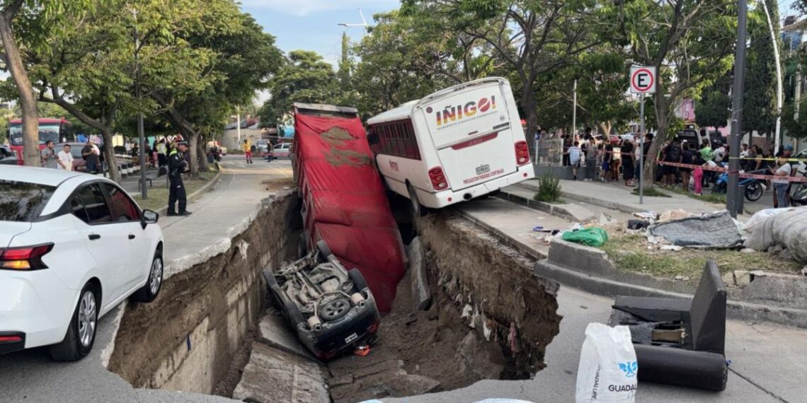 Se abre socavón en Guadalajara; cuatro lesionados