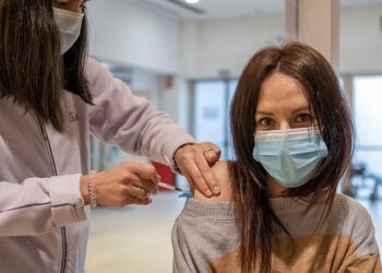 Tres millones de españoles no tienen ninguna vacuna COVID