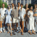 Vestidos camiseros con sandalias planas para llevar en verano 2025 como las mujeres más elegantes
