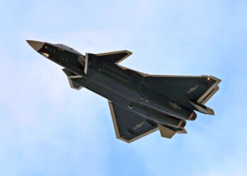 ya vuela con insignias de una unidad operativa