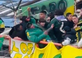 ¡Barbarie! Aficionados de Aldovisi, club argentino, se atacan a cuchilladas en la tribuna y provocan conmoción mundial