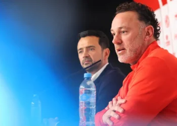 Gabriel Milito, DT de Chivas, soltó patada