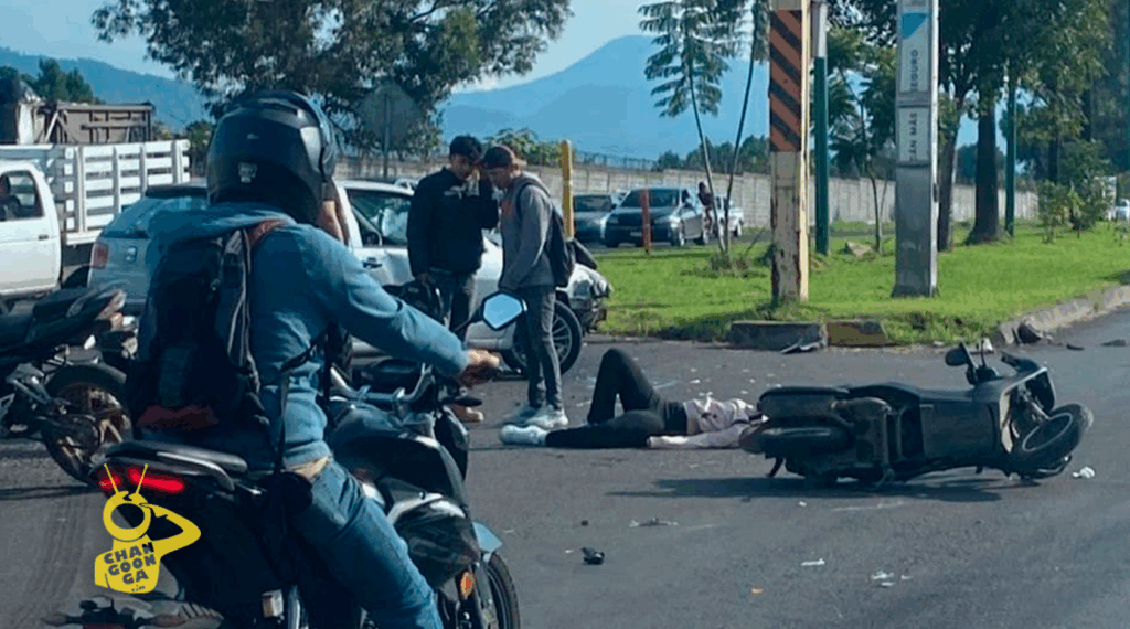 #Michoacán Choque Entre Moto Y Auto Deja A Mujer Gravemente Herida - Changoonga.com