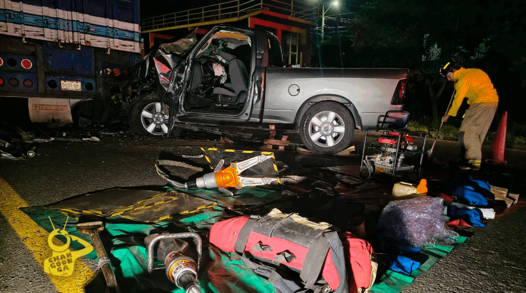 #Morelia Conductor De Camioneta Resulta Herido Al Impactarse Con Torton En La Central De Abastos - Changoonga.com