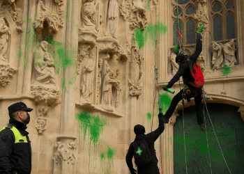 Activistas climáticas lanzan pintura sobre la fachada de la Sagrada Familia en Barcelona