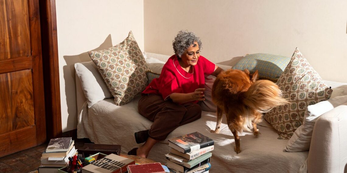 En un fragmento exclusivo de su autobiografía, Arundhati Roy narra su niñez y formación. – Dimension Turistica Magazine