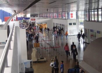 Colombia experimenta un aumento récord en el tráfico aéreo en una década, aunque el sector nacional desciende casi un 4%.