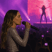 Belinda impacta en el concierto de Shakira luciendo jeans blancos y zapatos de plataforma