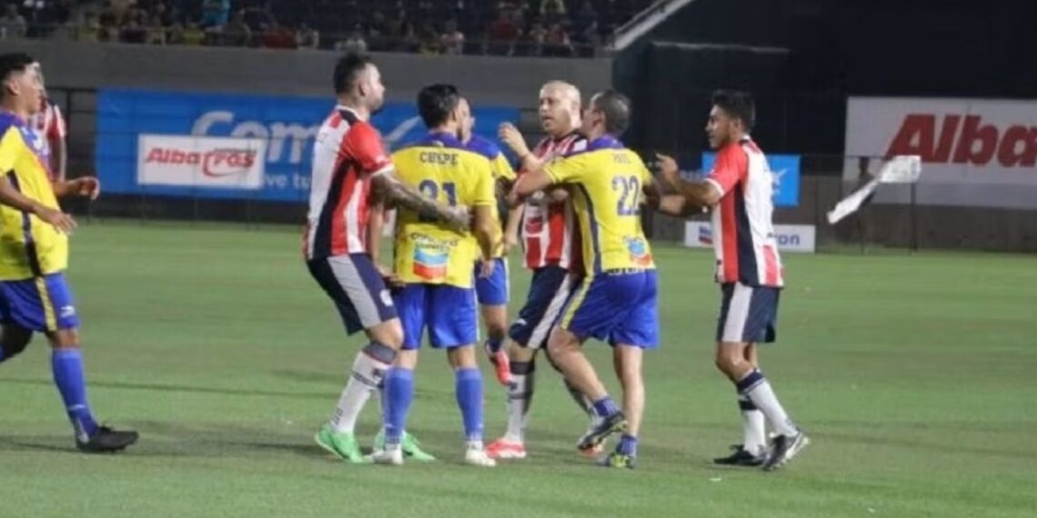 ‘Bofo' Bautista, exfutbolista de Chivas, propina un puñetazo en la cara de un rival del América en partido de leyendas