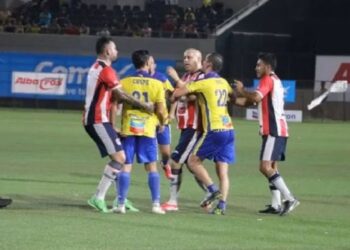 ‘Bofo' Bautista, exfutbolista de Chivas, propina un puñetazo en la cara de un rival del América en partido de leyendas