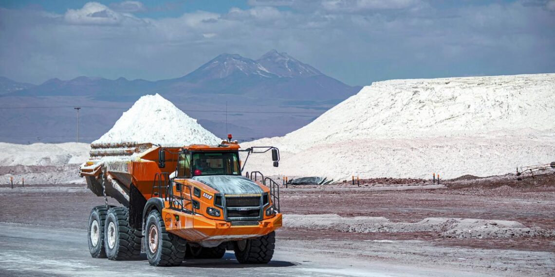 Bolivia se asocia con firma rusa para operar planta de litio