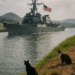 Un buque de guerra estadounidense navega por el canal de Panamá hacia el Caribe, en medio de las tensiones con Venezuela.