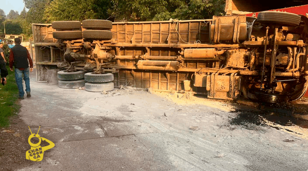 Tráiler Cargado De Cemento Vuelca En Salvador Escalante; Hay 2 Muertos - Changoonga.com