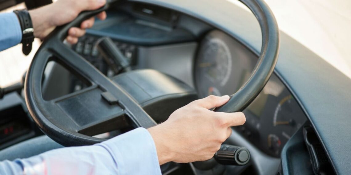 Conductor choca contra familia y los deja en estado crítico; el responsable sigue libre