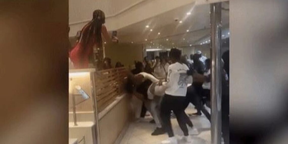 Turistas en un crucero protagonizan una pelea, se cree que el motivo es la disputa por pollo frito. – Dimension Turistica Magazine