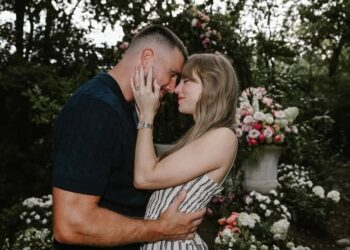 Aquí está el impresionante anillo de compromiso de Travis Kelce y Taylor Swift. – Dimension Turistica Magazine