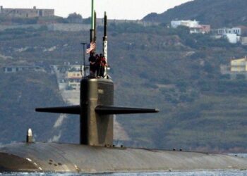 Estados Unidos despliega un submarino nuclear y un crucero de misiles en cercanías de Venezuela, mientras Nicolás Maduro toma posesión.