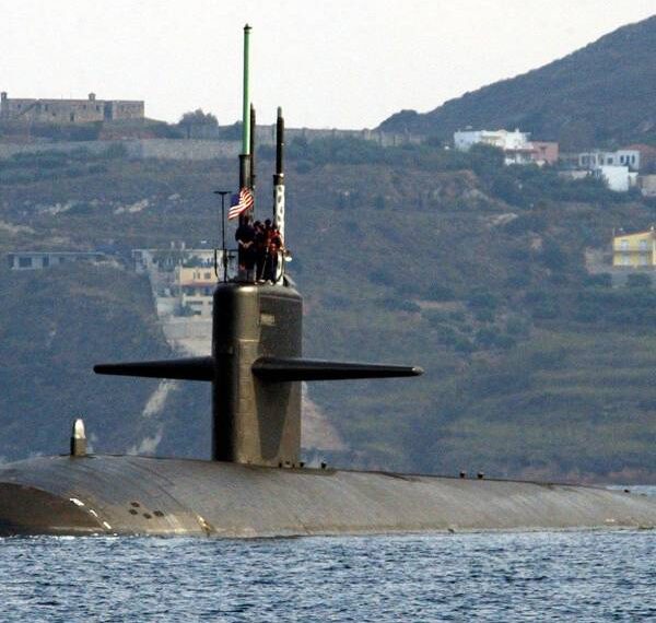 Estados Unidos despliega un submarino nuclear y un crucero de misiles en cercanías de Venezuela, mientras Nicolás Maduro toma posesión.