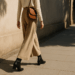 Pantalones palazzo chic para combinar con botas antes de que acabe el verano 2025 – Dimension Turistica Magazine