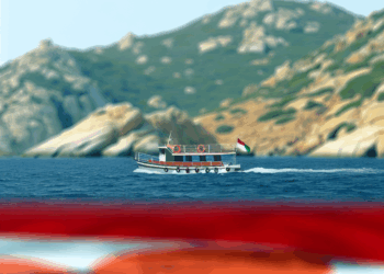 Cómo llevar baggy jeans con el ruedo doblado y botas en verano 2025