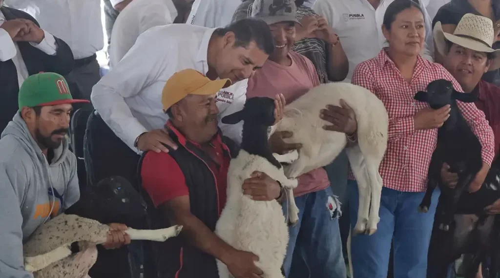Gobernador de Puebla entregó apoyos para el campo en Nopalucan