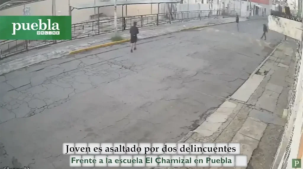 Joven es asaltado por dos delincuentes, frente a la escuela El Chamizal en Puebla