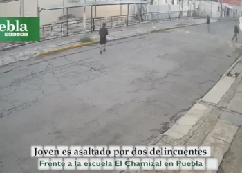 Joven es asaltado por dos delincuentes, frente a la escuela El Chamizal en Puebla