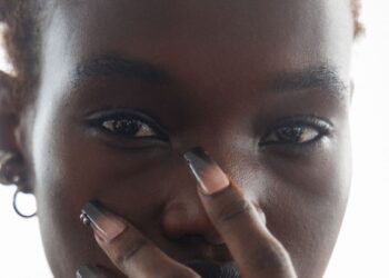 Las uñas francesas de los 90 hacen un comeback y ahora se lucen en este tono. – Dimension Turistica Magazine