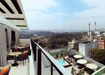 Lily Collins luce elegante con bermudas de lino y sandalias planas en verano 2025