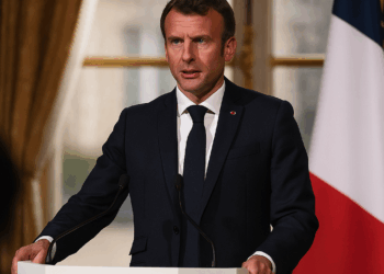 Macron descarta dimitir e insta a todos los partidos franceses a "asumir sus responsabilidades"