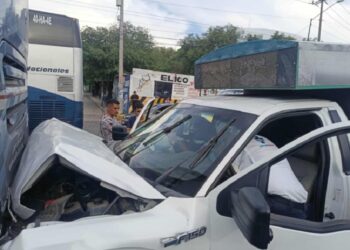 #Morelia 2 Mujeres Lesionadas Al Chocar Su Camioneta Vs Autobús - Changoonga.com