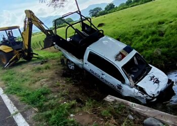 #Michoacán Vuelca Patrulla En Tepalcatepec Dejando 5 Policías Heridos  - Changoonga.com
