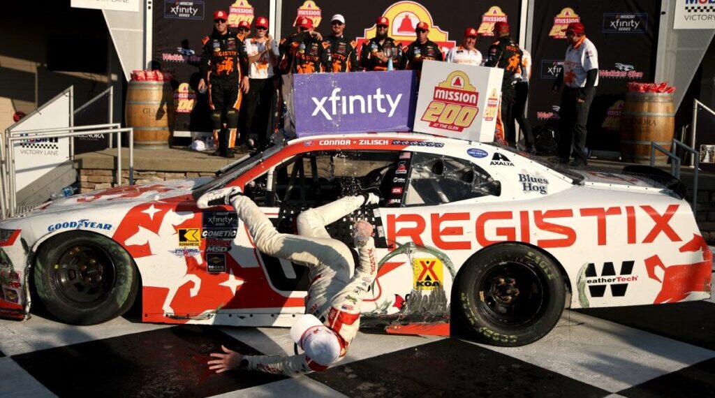 Piloto de Nascar se fractura clavícula tras caída en plena celebración