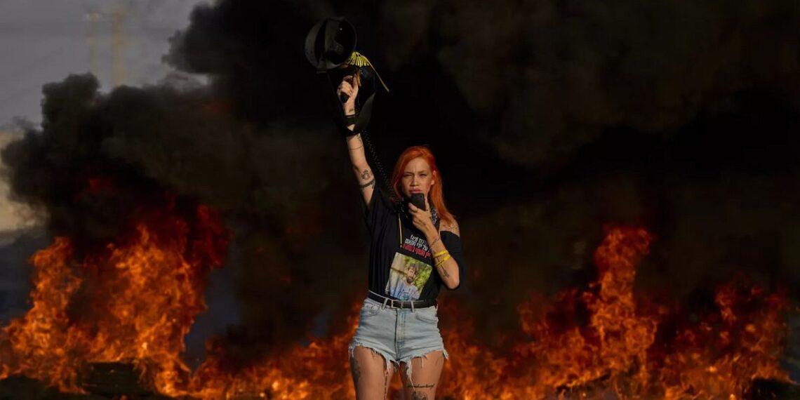 Manifestantes israelíes bloquean carreteras para exigir al Gobierno que garantice la liberación de los rehenes en Gaza