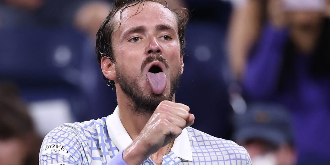 El extraño gesto con el que reacciona Medvedev al ceder un break contra Bonzi. Foto: Getty