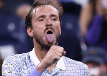 El extraño gesto con el que reacciona Medvedev al ceder un break contra Bonzi. Foto: Getty