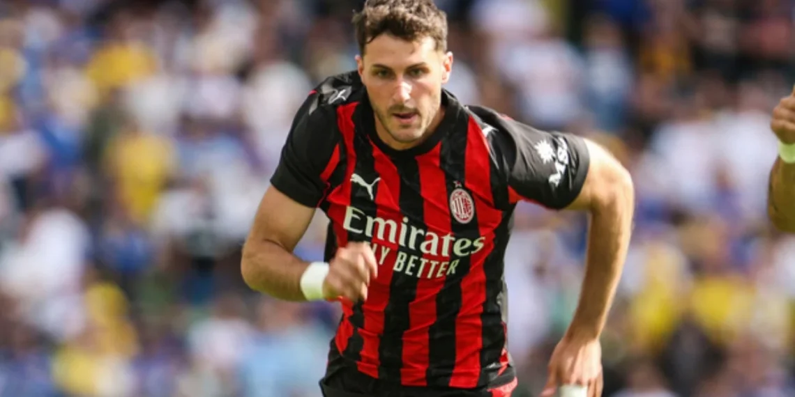 Santiago Giménez es criticado por la prensa en Italia debido a su estado físico